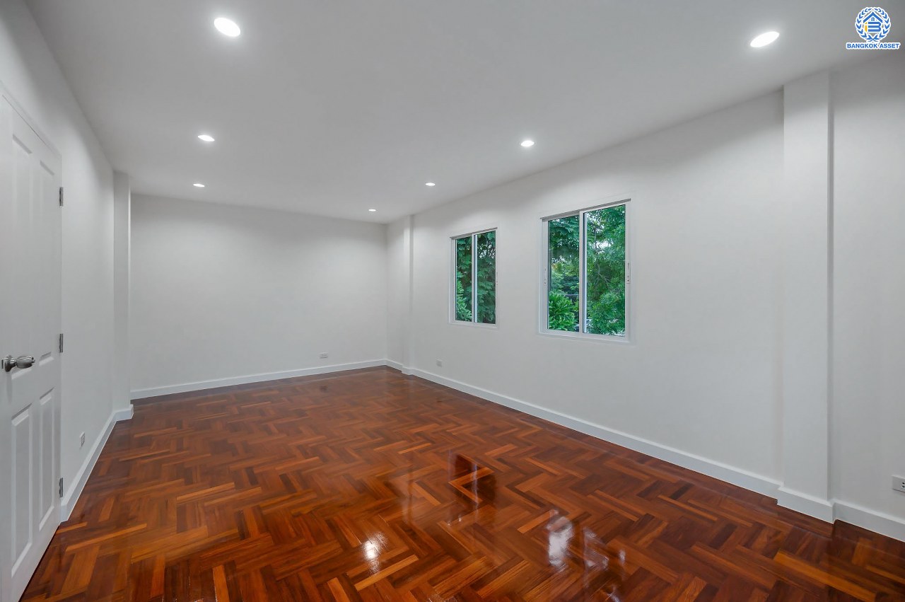 บ้านมือสองตกแต่งใหม่ โครงการ ชัยพฤกษ์ บางบัวทอง จากแบรนด์ LH หลังใหญ่กว่า 62.6 ตร.ว. ฟังก์ชัน 3 ห้องนอน 2 ห้องน้ำ จอดรถได้ 2 คัน พร้อม Facilities ครบครัน บนทำเลเดินทางสะดวก ติดถนนบางกรวย-ไทรน้อย ใกล้เซ็นทรัลเวสต์เกต และรถไฟฟ้าสายสีม่วง "สถานีบางพลู"...